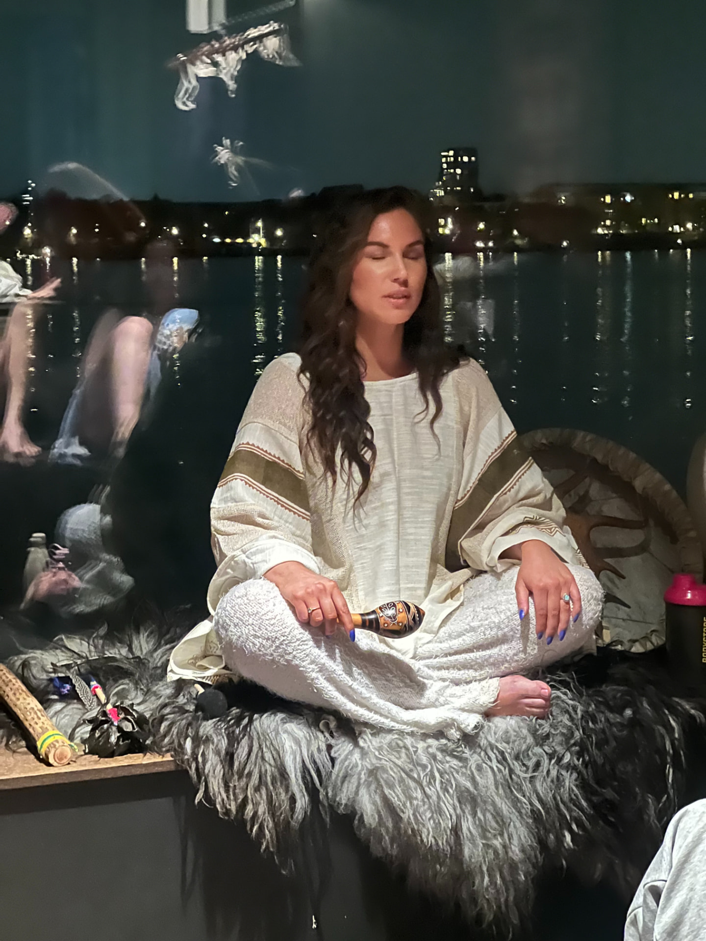 Maria Fagranes meditating with a shaker by candlelight during the Forårsjævndøgns ritual